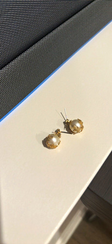 Gold tone faux pearl round - pearl,