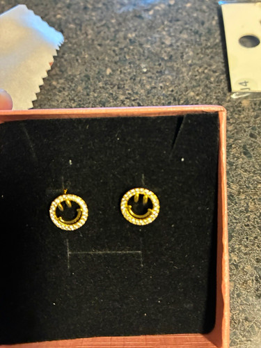 Gold tone round - white, crystal